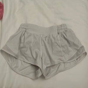 White lululemon hotty hots size 4, 2.5”